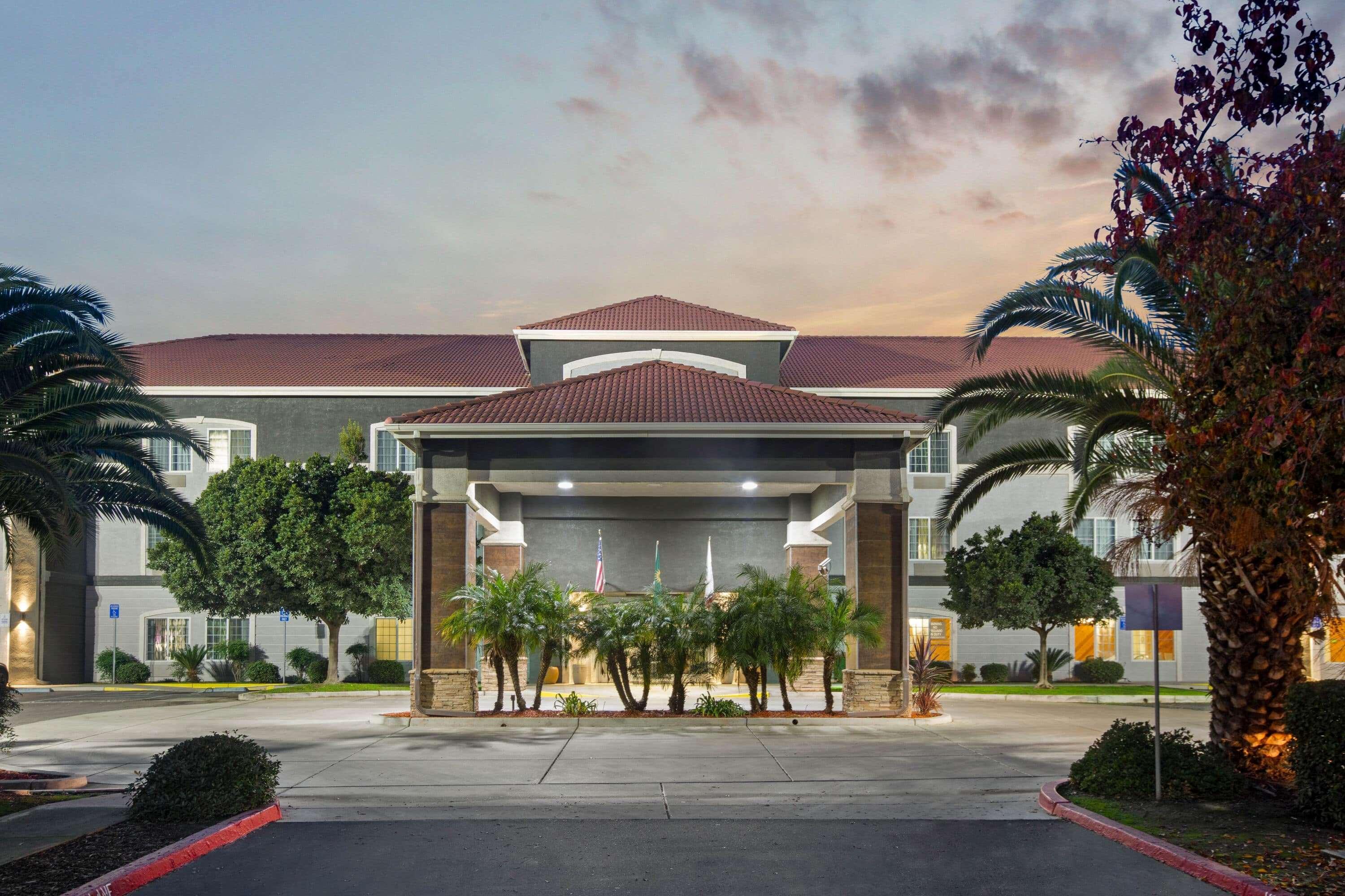 La Quinta By Wyndham Visalia/Sequoia Gateway Hotel Exterior photo