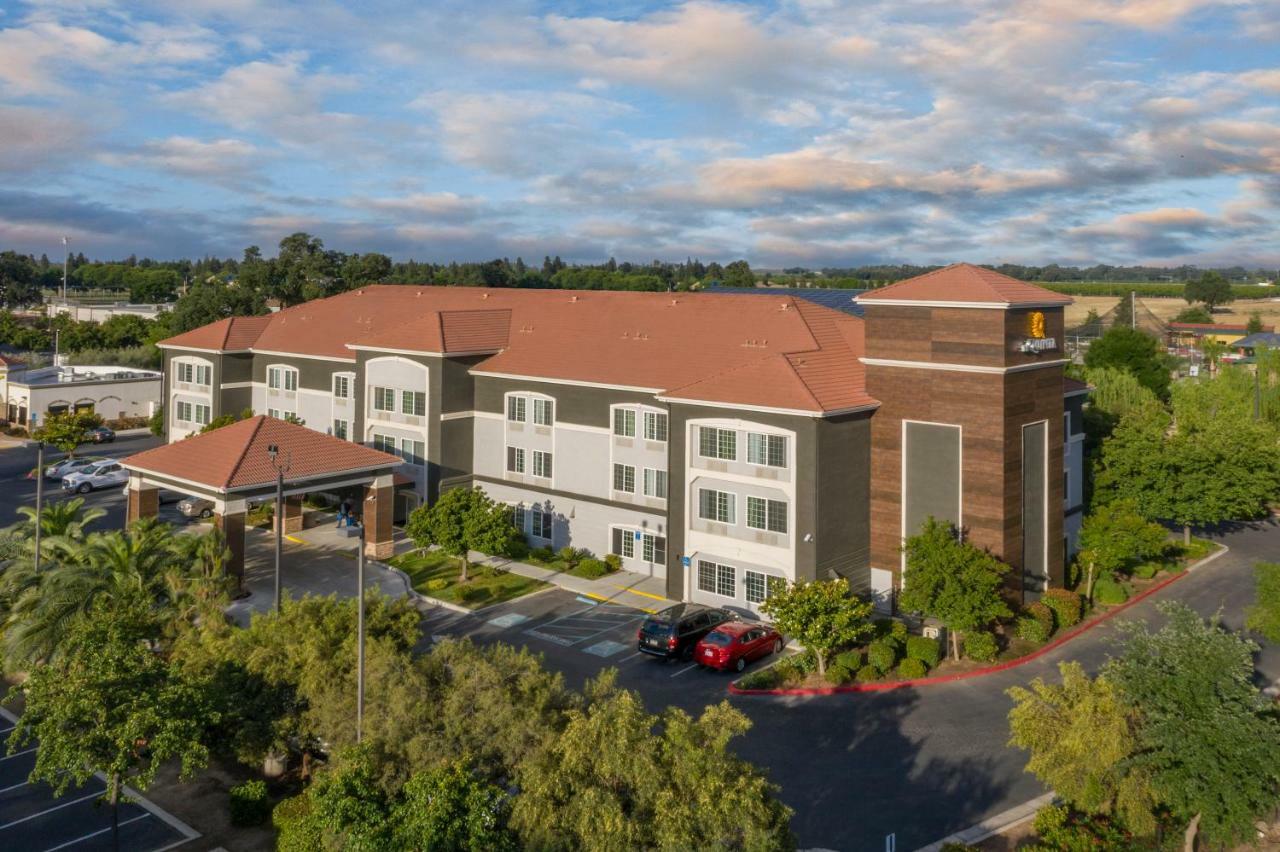 La Quinta By Wyndham Visalia/Sequoia Gateway Hotel Exterior photo