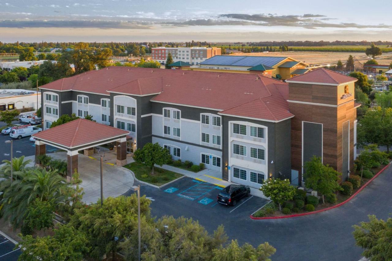 La Quinta By Wyndham Visalia/Sequoia Gateway Hotel Exterior photo